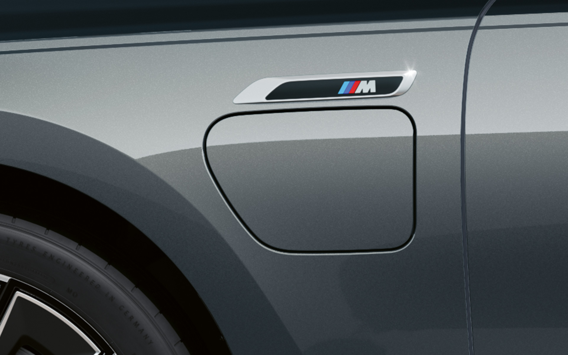 BMW M760e xDrive Limuzina, G70, M značka, paket M Performance, BMW Individual, dvobarvno lakiranje BMW Individual v kovinski barvi Black Sapphire, lakiranje BMW Individual v kovinski barvi Dravite Grey, stranski pogled od blizu