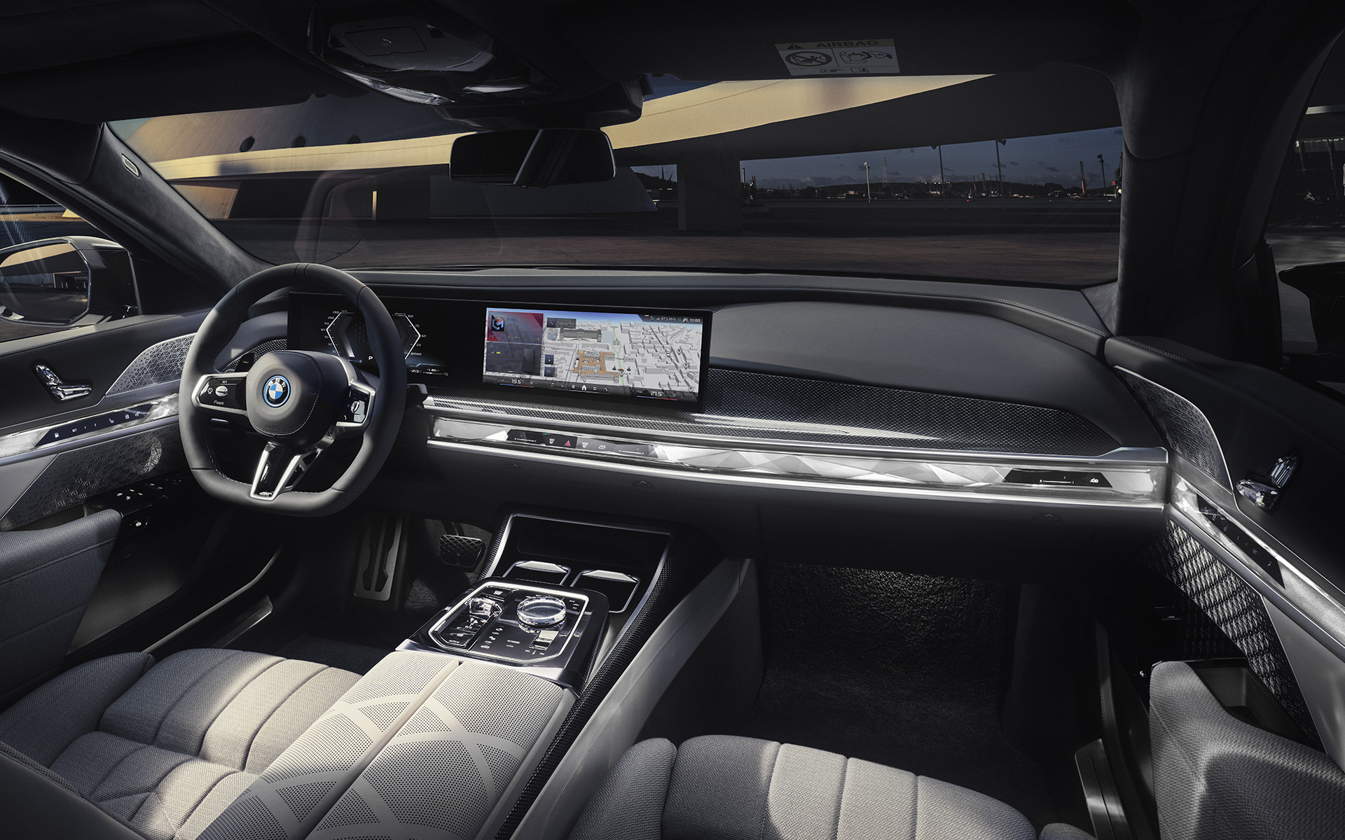 BMW M760e xDrive Limuzina, G70, kokpit, notranjost, pogled s sovoznikove strani