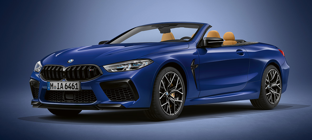 BMW Individual M8 Cabrio v kovinski barvi BMW Individual Tanzanite Blue. BMW Individual M8 Cabrio v kovinski barvi BMW Individual Tanzanite Blue, v sprednjem polprofilu.