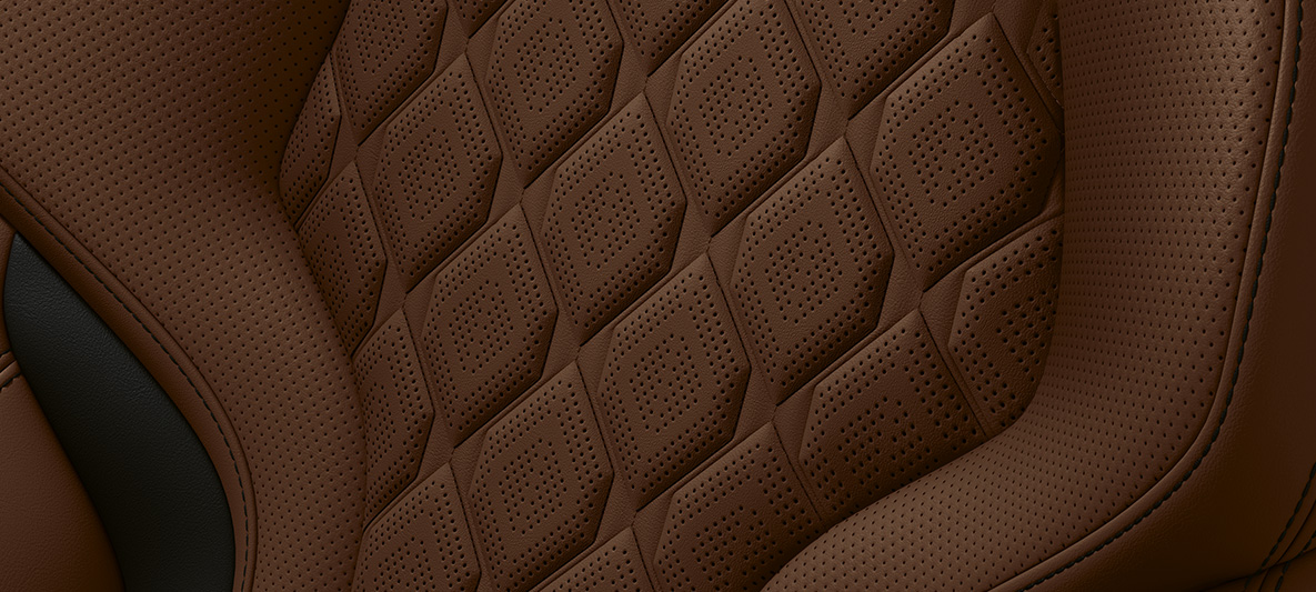 Drobnozrnato usnje »Merino« barve Taruma Brown. BMW Individual M8 Cabrio, notranjost v drobnozrnatem usnju barve Taruma Brown.