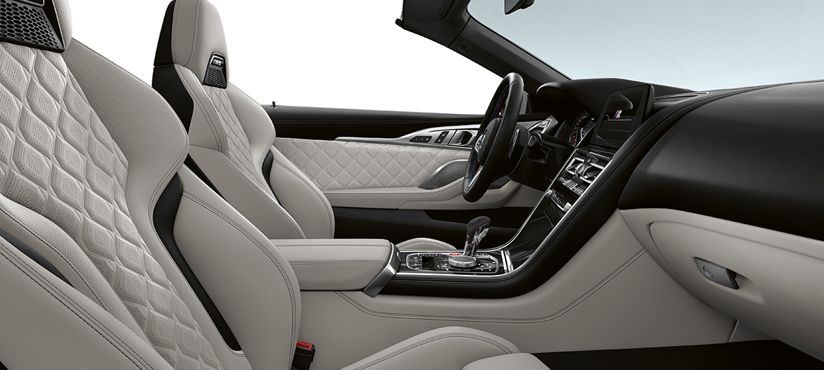 Drobnozrnato usnje »Merino« | Silverstone in notranje okrasne letve BMW Individual v barvi Piano Finish Black. BMW M8 Competition Cabrio, notranjost v drobnozrnatem usnju »Merino« | Silverstone in notranje okrasne letve BMW Individual v barvi Piano Finish Black.