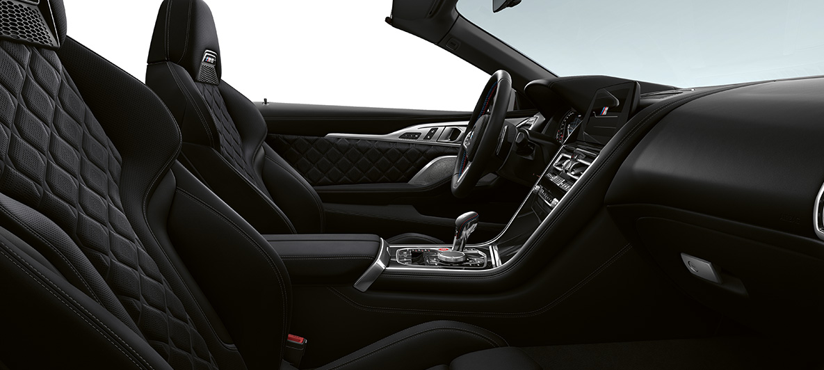 Drobnozrnato usnje »Merino« | Black in notranje okrasne letve BMW Individual v barvi Piano Finish Black. BMW M8 Competition Cabrio, notranjost v drobnozrnatem usnju »Merino« | Black in notranje okrasne letve BMW Individual v barvi Piano Finish Black.