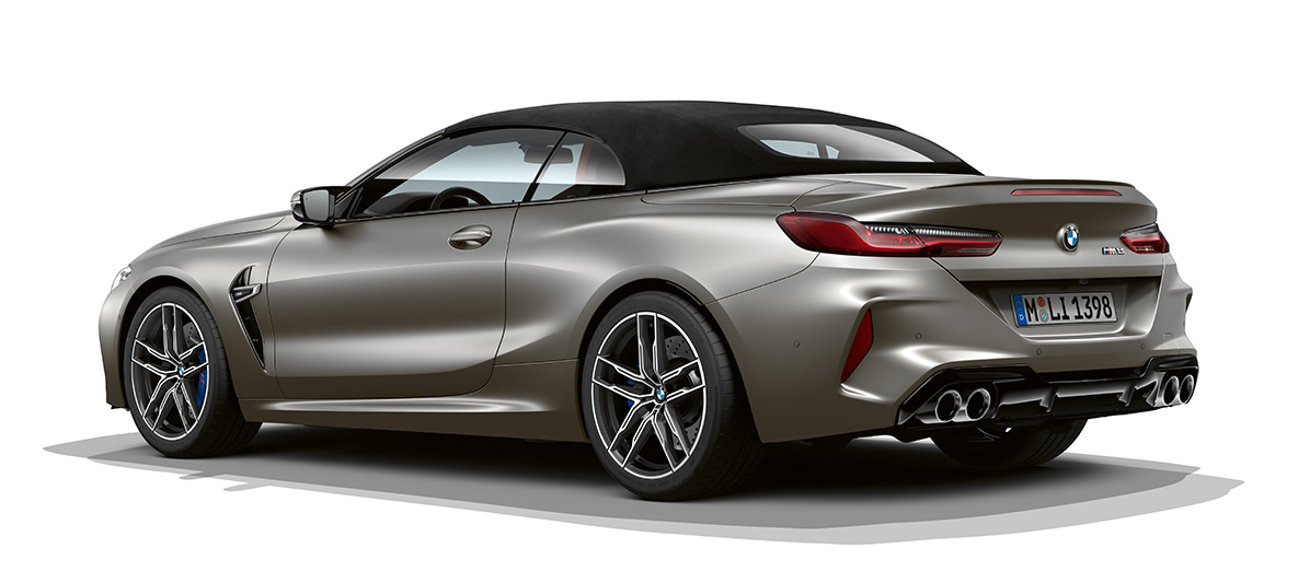 BMW M8 Cabrio, v stranskem polprofilu z zadnje strani. BMW M8 Cabrio v barvi Frozen Dark Silver, stranski polprofil z zadnje strani.