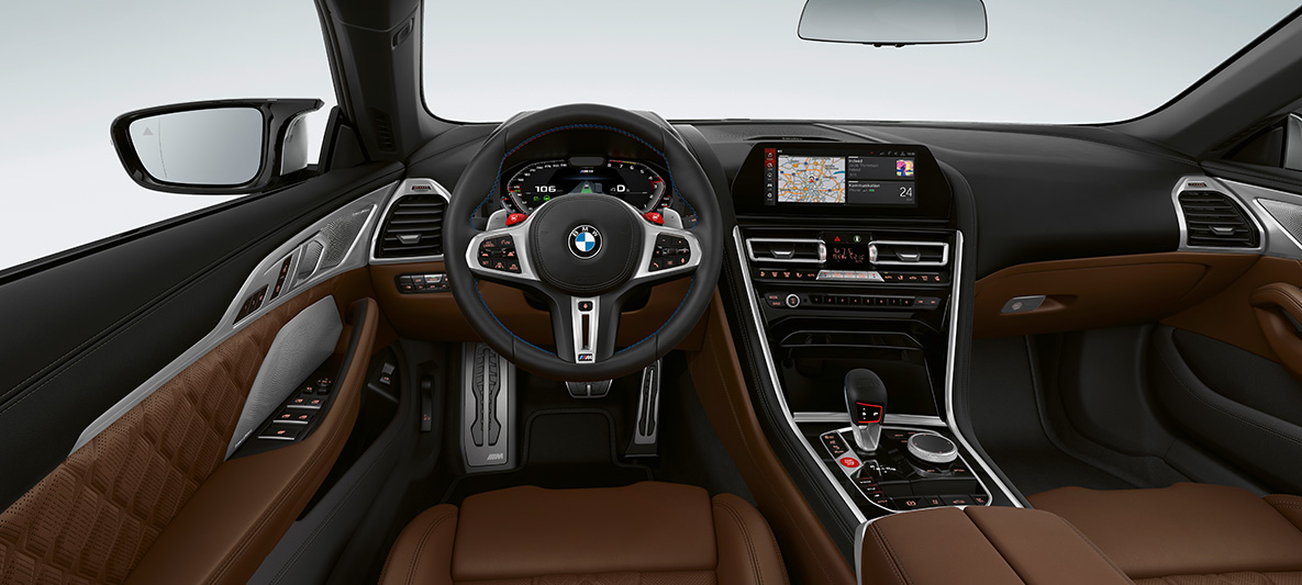 BMW M8 Cabrio, kabina. BMW M8 Cabrio, kabina z usnjenim volanom M in rdečima gumboma M1/M2.