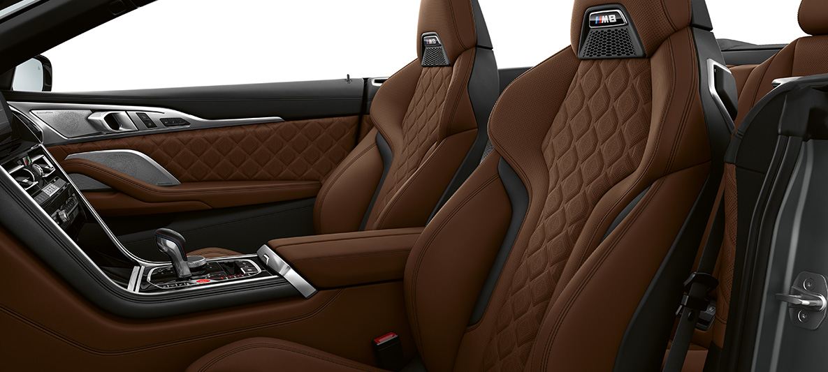 M športni sedeži z oznako M. BMW M8 Cabrio, notranjost s športnimi sedeži M v drobnozrnatem usnju »Merino« barve Taruma Brown.