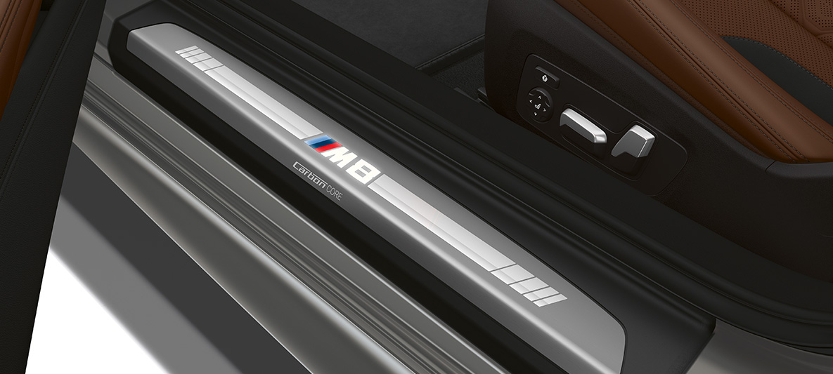 Vstopna letev z napisom M8 Vstopna letev v BMW M8 Cabrio z napisom M8.