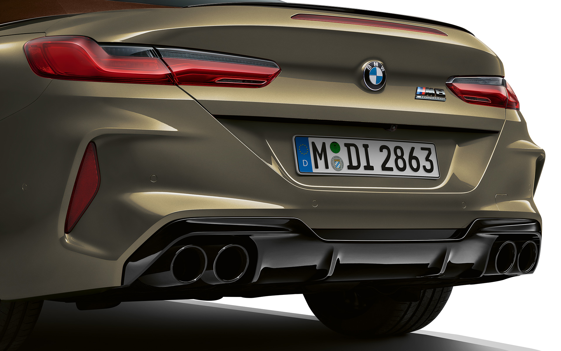 BMW M8 Competition Cabrio, F91, LCI, osvežitev 2022, pogled od zadaj BMW M8 Competition Cabrio, F91, LCI, osvežitev 2022, lakiranje BMW Individual v kovinski barvi Brass, bližnji pogled od zadaj