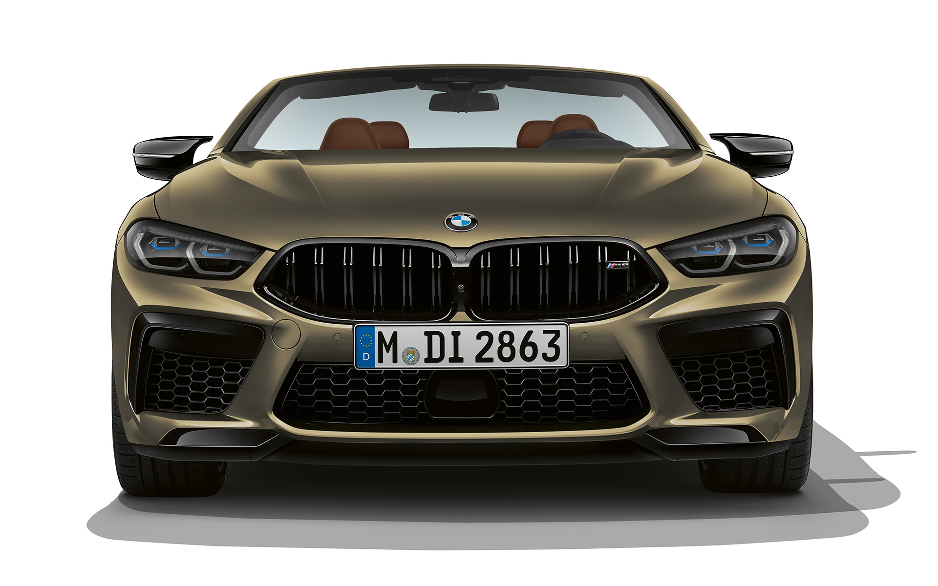 BMW M8 Competition Cabrio, F91, LCI, osvežitev 2022, pogled od spredaj BMW M8 Competition Cabrio, F91, LCI, osvežitev 2022, lakiranje BMW Individual v kovinski barvi Brass, pogled od spredaj