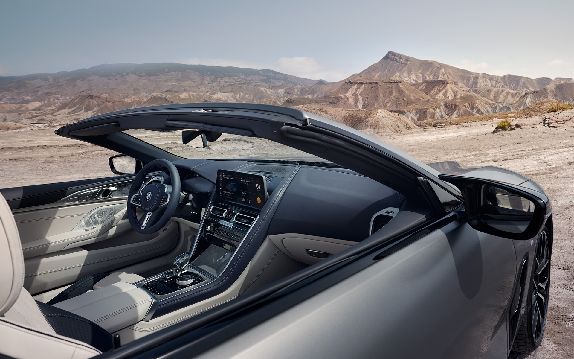 BMW M850i xDrive Cabrio, G14, LCI, osvežitev 2022, notranjost BMW M850i xDrive Cabrio, G14, LCI, osvežitev 2022, lakiranje BMW Individual v kovinski barvi Frozen Pure Grey, notranji pogled skozi odprto platneno streho