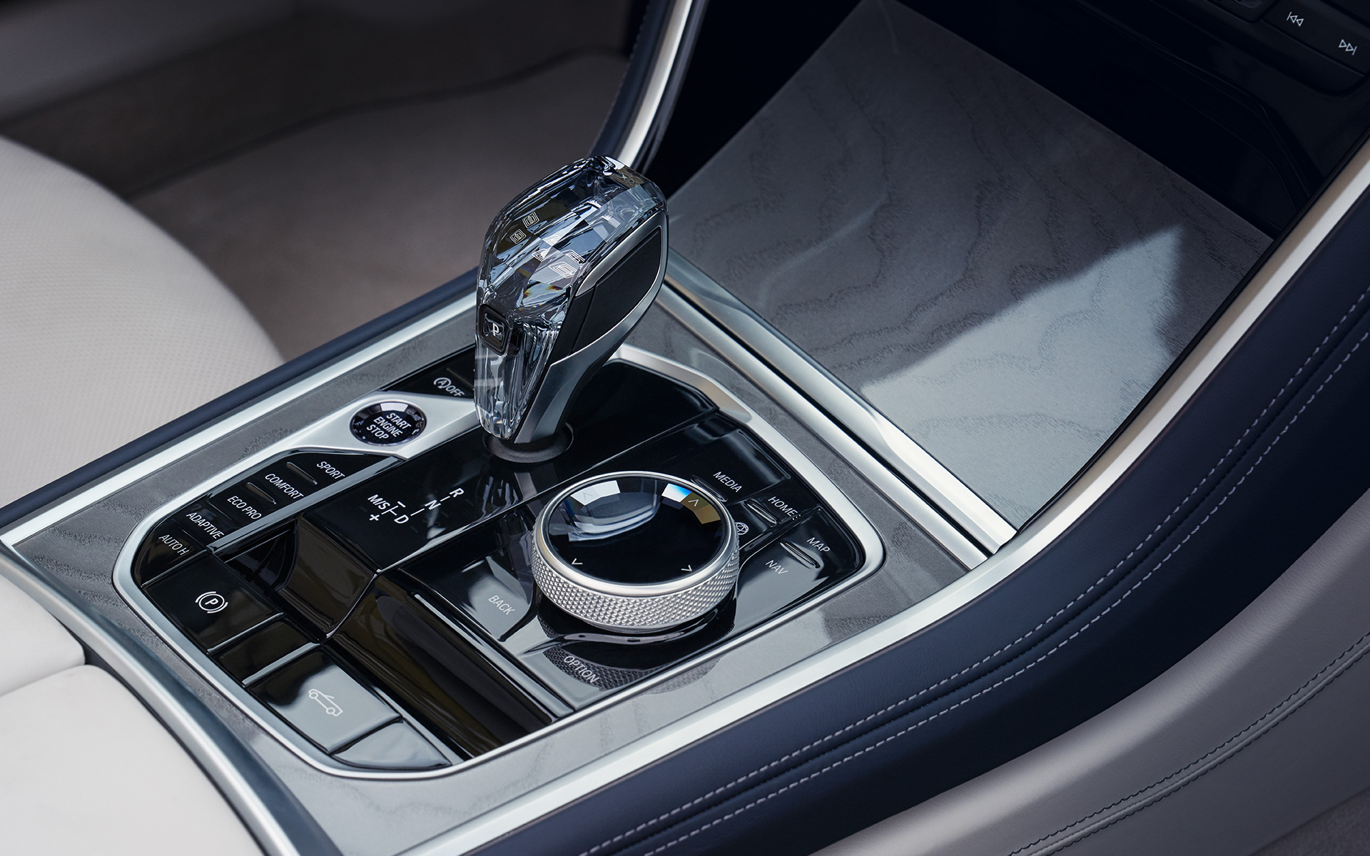 BMW M850i xDrive Cabrio, G14, LCI, osvežitev 2022, kokpit BMW M850i xDrive Cabrio, G14, LCI, osvežitev 2022, prestavna ročica s stekleno prevleko CraftedClarity, pogled od blizu