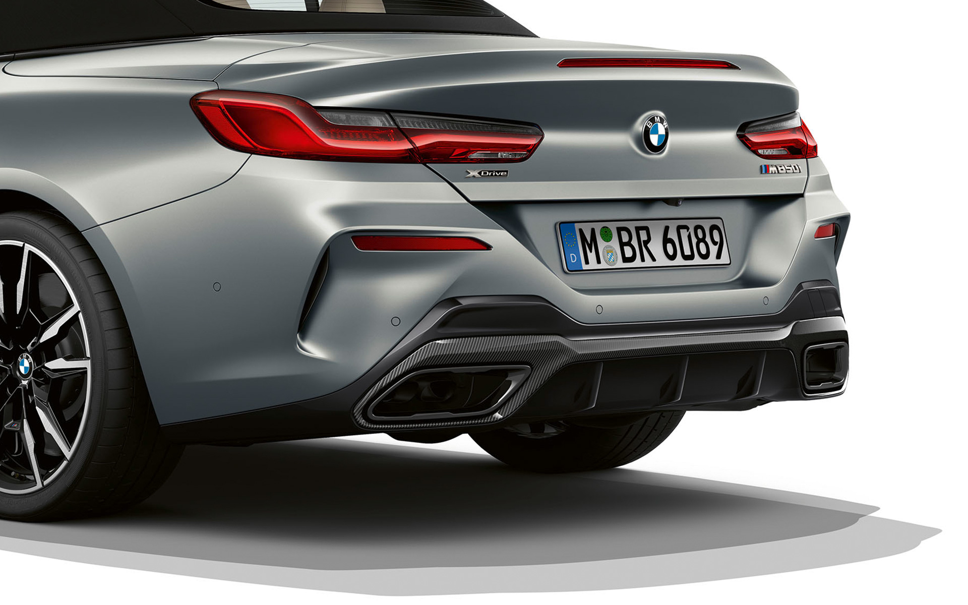BMW M850i xDrive Cabrio, G14, LCI, osvežitev 2022, tričetrtinski pogled od zadaj, podaljšan zadnji odbijač BMW M850i xDrive Cabrio, G14, LCI, osvežitev 2022, lakiranje BMW Individual v kovinski barvi Frozen Pure Grey, tričetrtinski pogled od zadaj, podaljšan zadnji odbijač, pogled od blizu