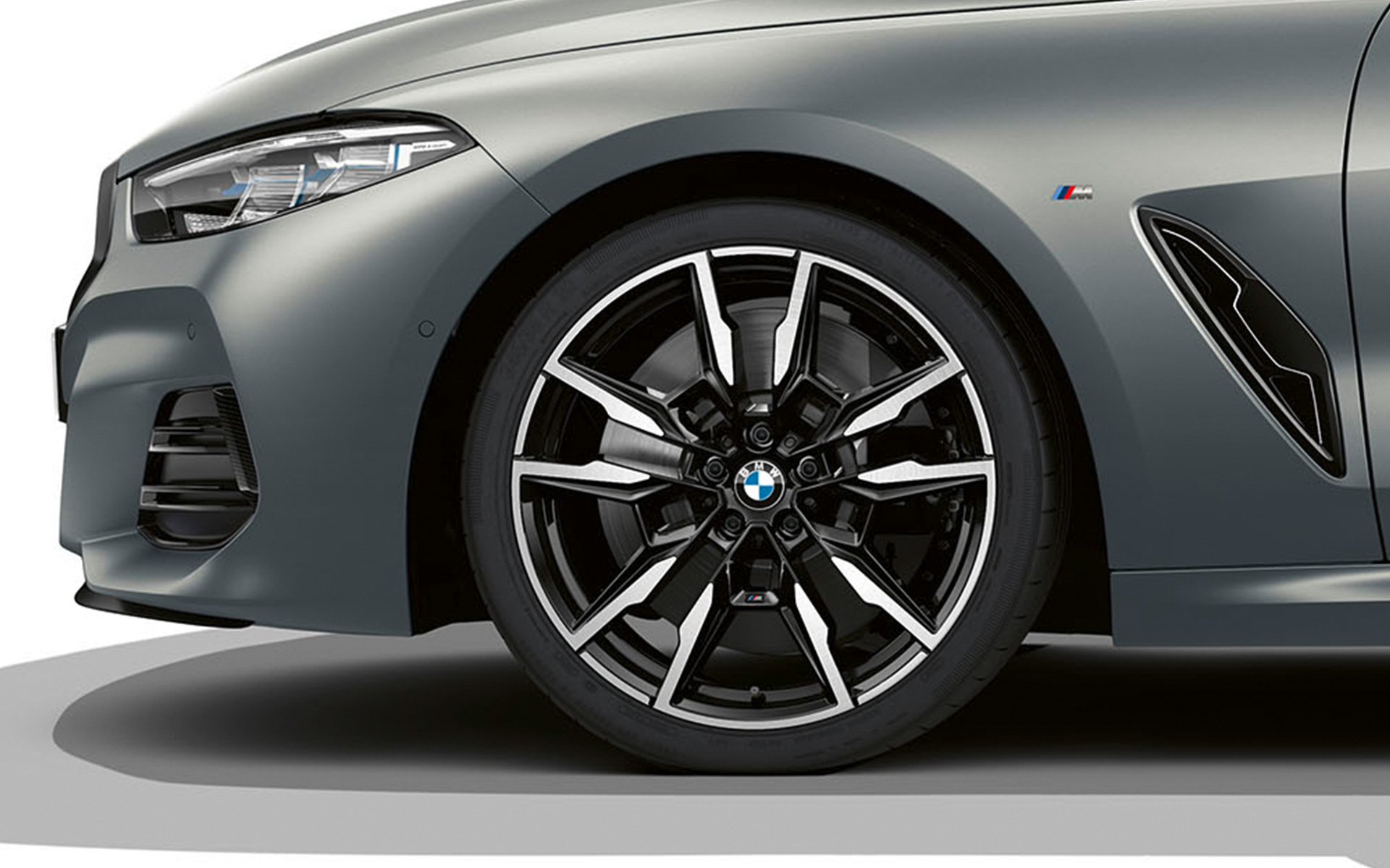 BMW M850i xDrive Cabrio, G14, LCI, osvežitev 2022, 20-palčna M lita alu. platišča Double-spoke 894 M BMW M850i xDrive Cabrio, G14, LCI, osvežitev 2022, lakiranje BMW Individual v kovinski barvi Frozen Pure Grey, 20-palčna M lita alu. platišča Double-spoke 894 M, pogled od blizu