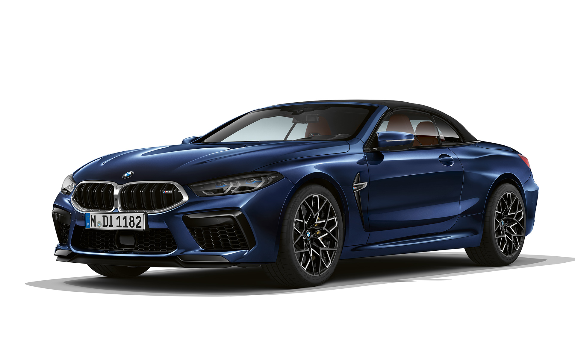 Tričetrtinski pogled od spredaj BMW M8 Cabrio F91 LCI Facelift 2022 BMW M8 Cabrio, F91, LCI, osvežitev 2022, lakiranje BMW Individual v kovinski barvi Tanzanite Blue, tričetrtinski pogled od spredaj