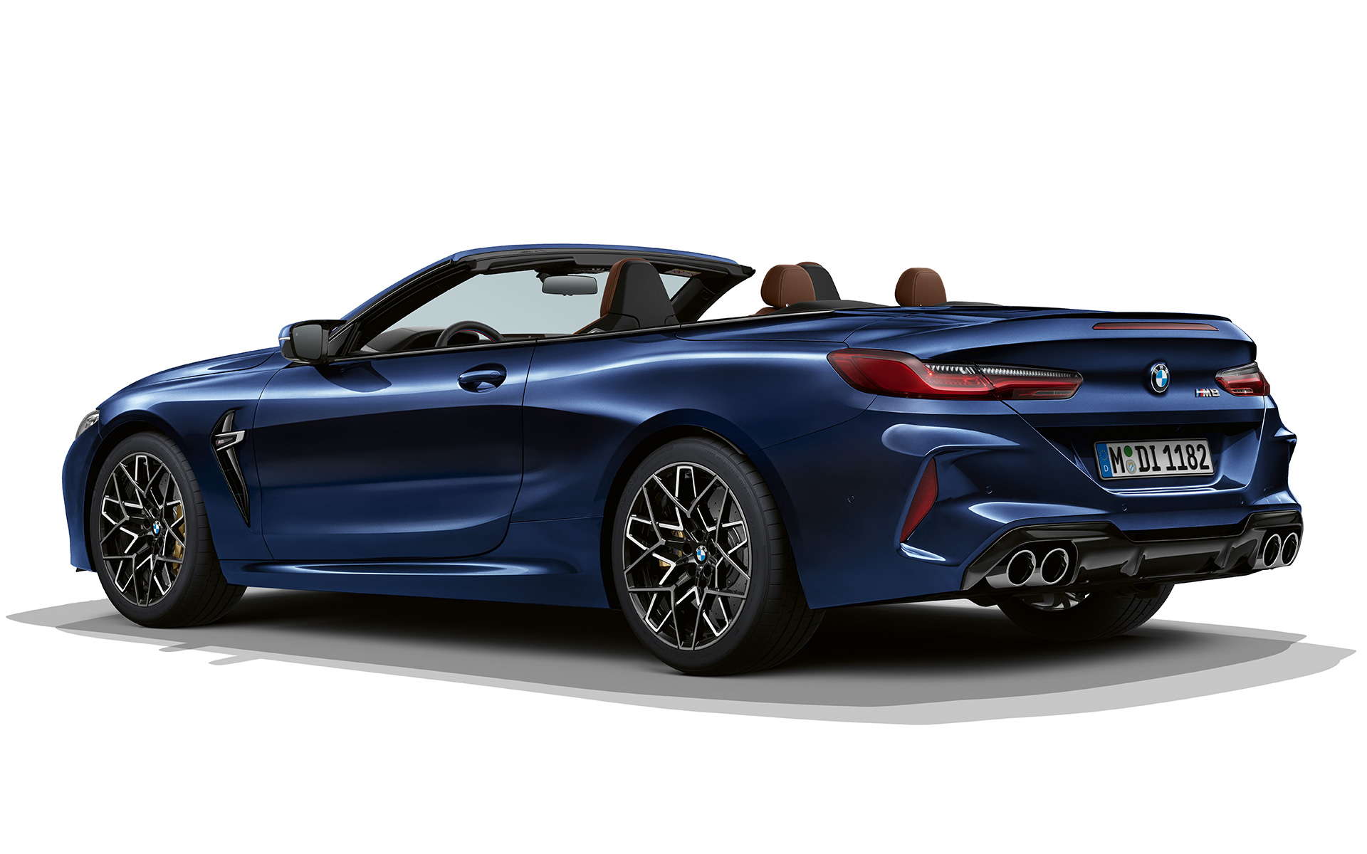 BMW M8 Cabrio, F91, LCI, osvežitev 2022, tričetrtinski pogled od zadaj BMW M8 Cabrio, F91, LCI, osvežitev 2022, lakiranje BMW Individual v kovinski barvi Tanzanite Blue, tričetrtinski pogled od zadaj