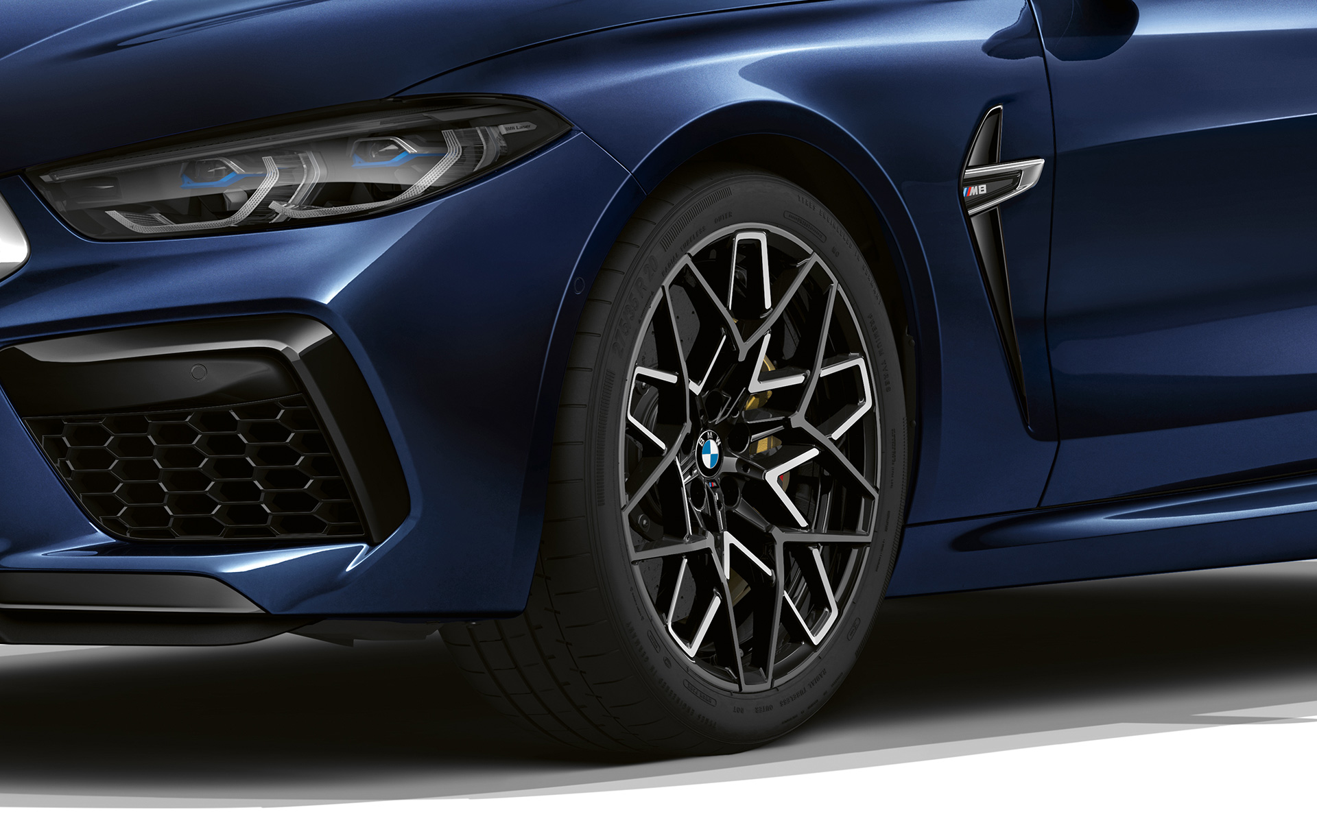 BMW M8 Cabrio, F91, LCI, osvežitev 2022, 20-palčna M lita alu. platišča Star-spoke 813 M dvobarvna BMW M8 Cabrio, F91, LCI, osvežitev 2022, lakiranje BMW Individual v kovinski barvi Tanzanite Blue, 20-palčna M lita alu. platišča Star-spoke 813 M dvobarvna, pogled od blizu