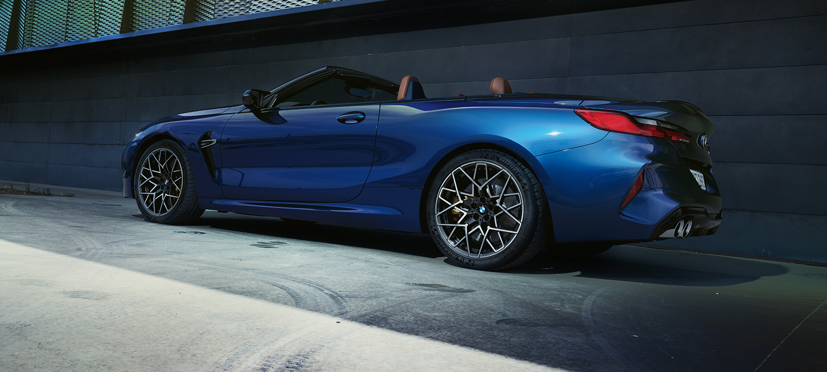BMW M8 Cabrio, F91, LCI, osvežitev 2022, tričetrtinski pogled od zadaj BMW M8 Cabrio, F91, LCI, osvežitev 2022, lakiranje BMW Individual v kovinski barvi Tanzanite Blue, tričetrtinski pogled od zadaj