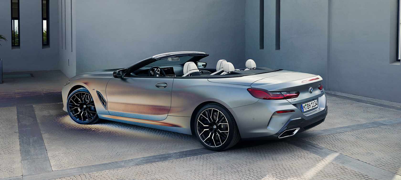 BMW M850i xDrive Cabrio, G14, LCI, osvežitev 2022, tričetrtinski pogled od zadaj BMW M850i xDrive Cabrio, G14, LCI, osvežitev 2022, lakiranje BMW Individual v kovinski barvi Frozen Pure Grey, tričetrtinski pogled od zadaj med mirovanjem