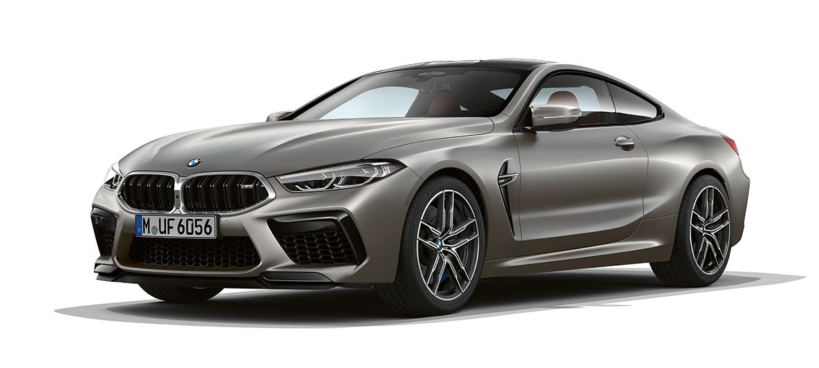 BMW M8 Coupé, stranski polprofil sprednjega dela. BMW M8 Coupé v barvi Frozen Dark Silver, stranski polprofil sprednjega dela.