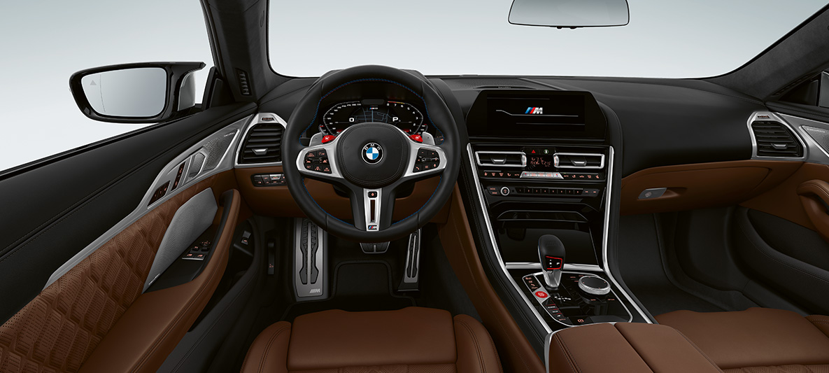 BMW M8 Coupé, kabina. BMW M8 Coupé, kabina z usnjenim volanom M in rdečima gumboma M1/M2.