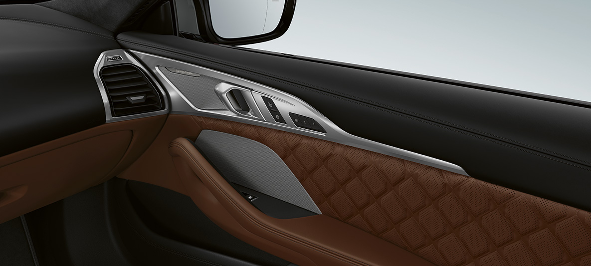 Zvočni sistem s prostorskim zvokom Bowers & Wilkins Diamond. BMW M8 Coupé, notranjost z zvočnim sistemom s prostorskim zvokom Bowers & Wilkins Diamond.