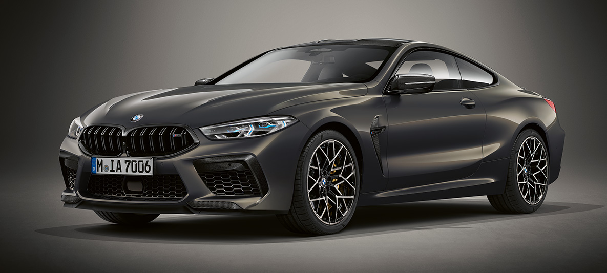 BMW Individual M8 Coupé v kovinski barvi BMW Individual Frozen Dark Silver. BMW Individual M8 Coupé v kovinski barvi BMW Individual Frozen Dark Silver, v sprednjem polprofilu.