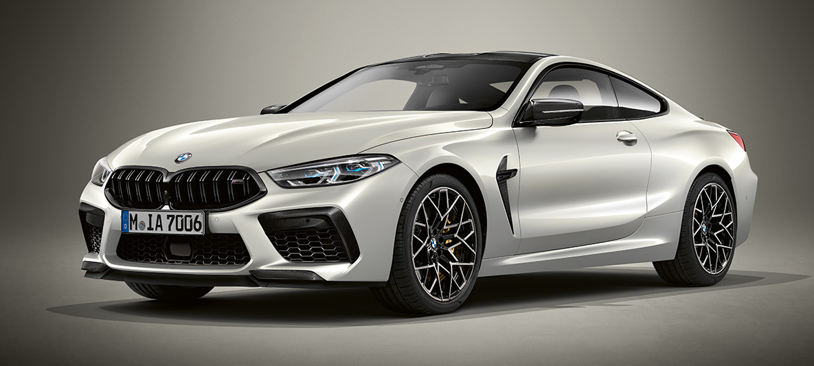BMW Individual M8 Coupé v kovinski barvi BMW Individual Brilliant White. BMW Individual M8 Coupé v kovinski barvi BMW Individual Brilliant White, v sprednjem polprofilu.