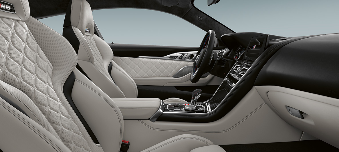 Drobnozrnato usnje »Merino« | Silverstone in notranje okrasne letve BMW Individual v barvi Piano Finish Black. BMW Individual M8 Coupé, notranjost, v celoti oblazinjena z drobnozrnatim usnjem »Merino« | Silverstone in notranje okrasne letve BMW Individual v barvi Piano Finish Black.