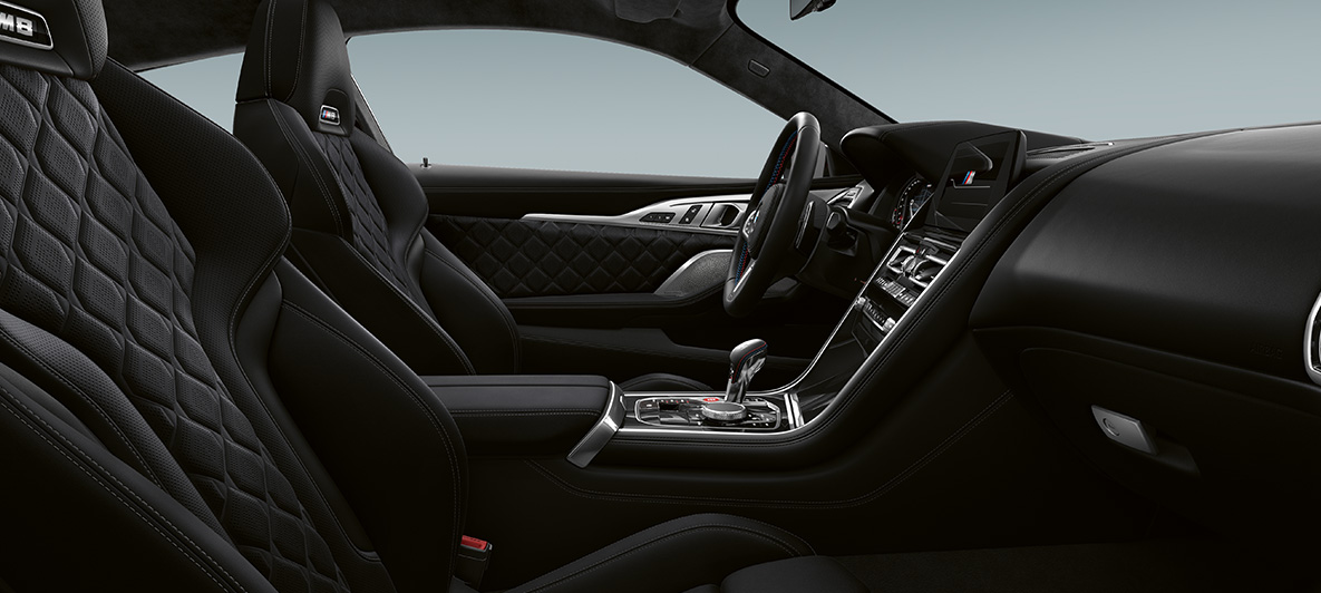 Drobnozrnato usnje »Merino« | Black in notranje okrasne letve BMW Individual v barvi Piano Finish Black. BMW M8 Competition Coupé, notranjost v drobnozrnatem usnju »Merino« | Black in notranje okrasne letve BMW Individual v barvi Piano Finish Black.