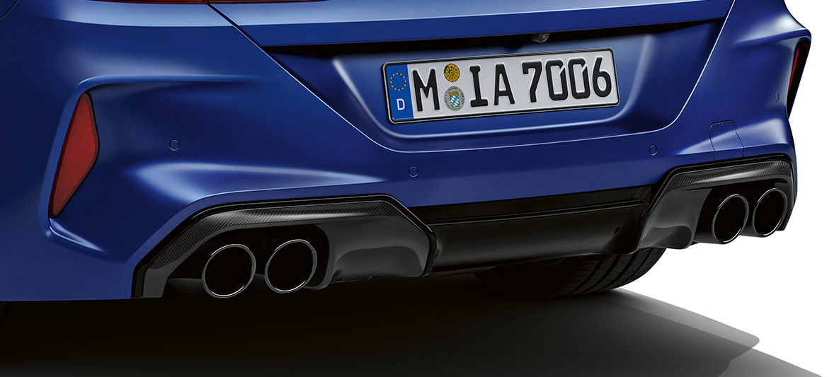 Zadnji odbijač v barvi Carbon. BMW M8 Competition Coupé, zadnji odbijač v paketu zunanje opreme M Carbon.