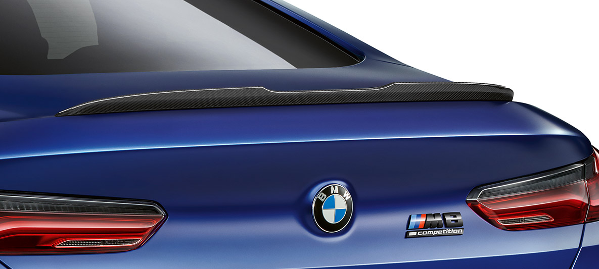 M zadnji spojler v barvi Carbon. BMW M8 Competition Coupé, zadnji spojler v paketu zunanje opreme M Carbon.