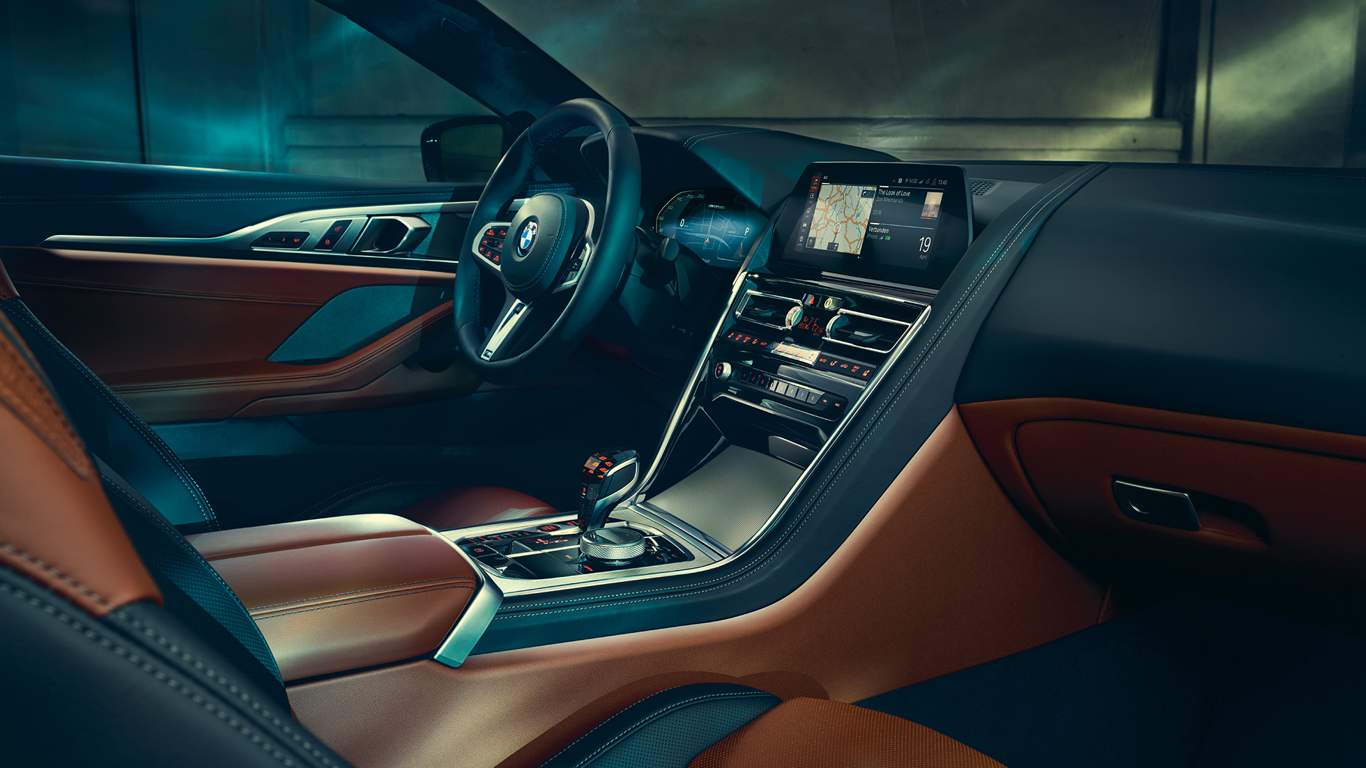 BMW M850i xDrive Coupé, kabina. BMW M850i xDrive Coupé, kabina z BMW Live Cockpit Professional in usnjenim volanom M.