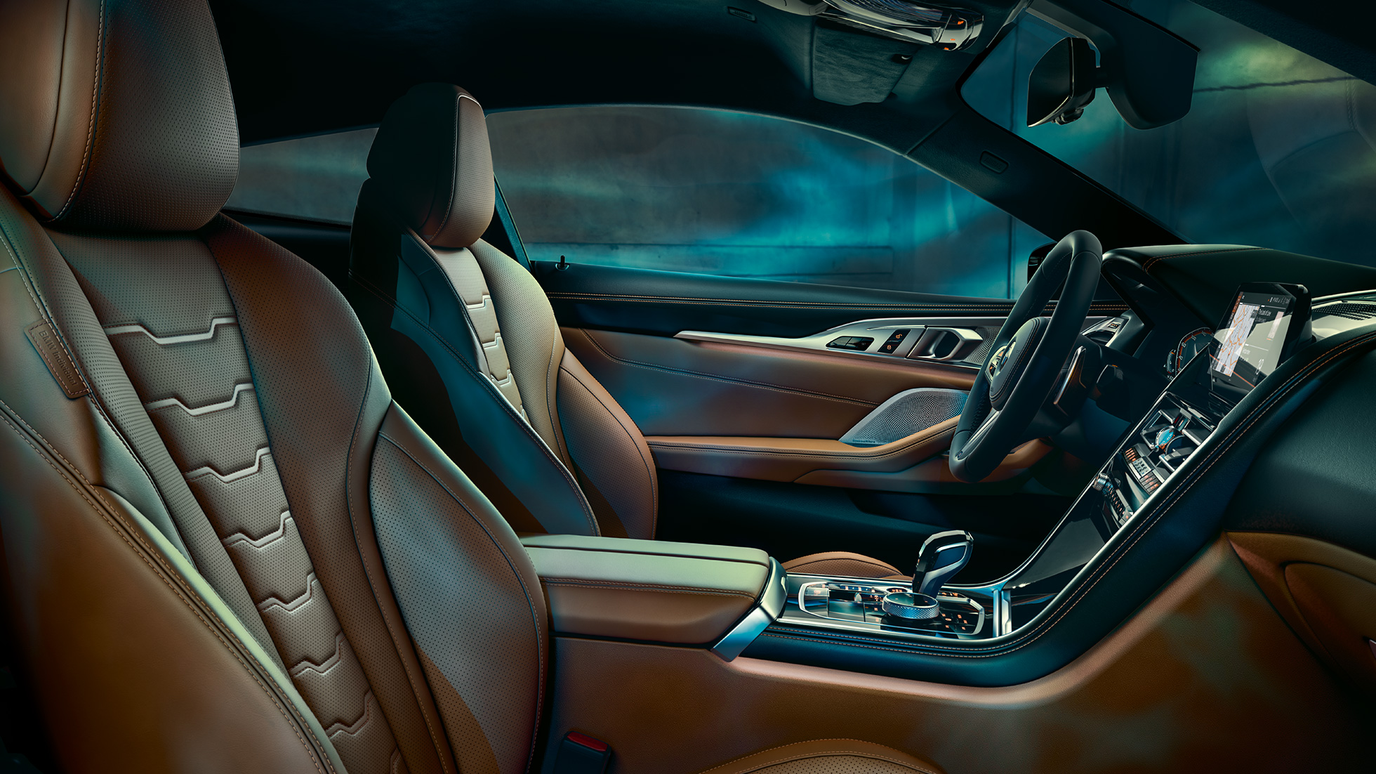 BMW M850i xDrive Coupé, notranjost. BMW M850i xDrive Coupé, notranjost z večfunkcijskimi sedeži s prevlekami BMW Individual z večjim deležem usnja »Merino« v barvi Tartufo/Black.