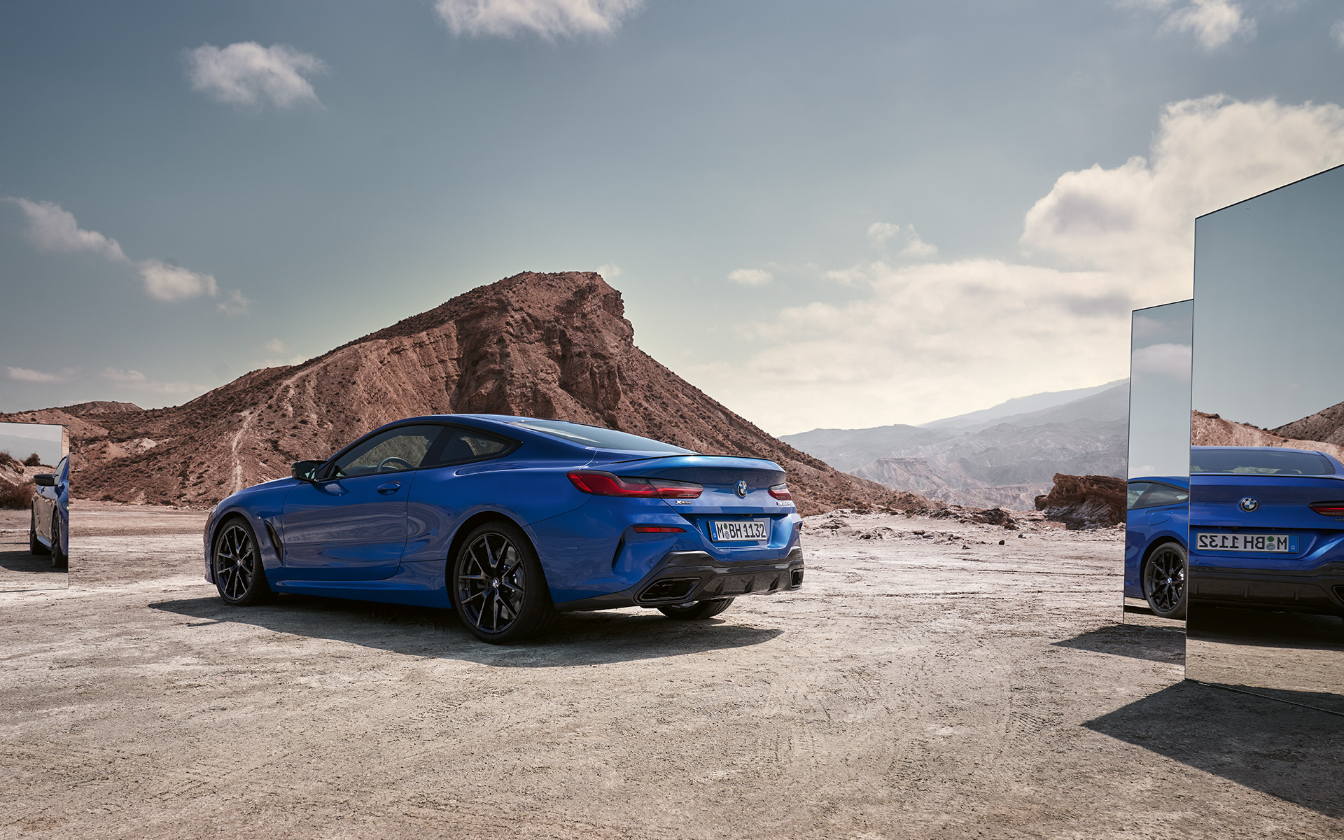 BMW M850i xDrive Coupé, G15, LCI, osvežitev 2022, kovinska barva M Portimao Blue, pogled od zadaj med mirovanjem z ogledali