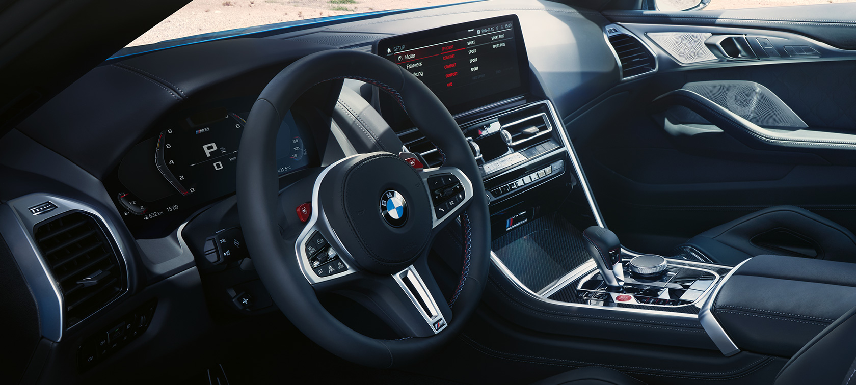 BMW M8 Competition Coupé, F92, LCI, osvežitev 2022, kokpit, nadzorni prikazovalnik, M usnjen volan