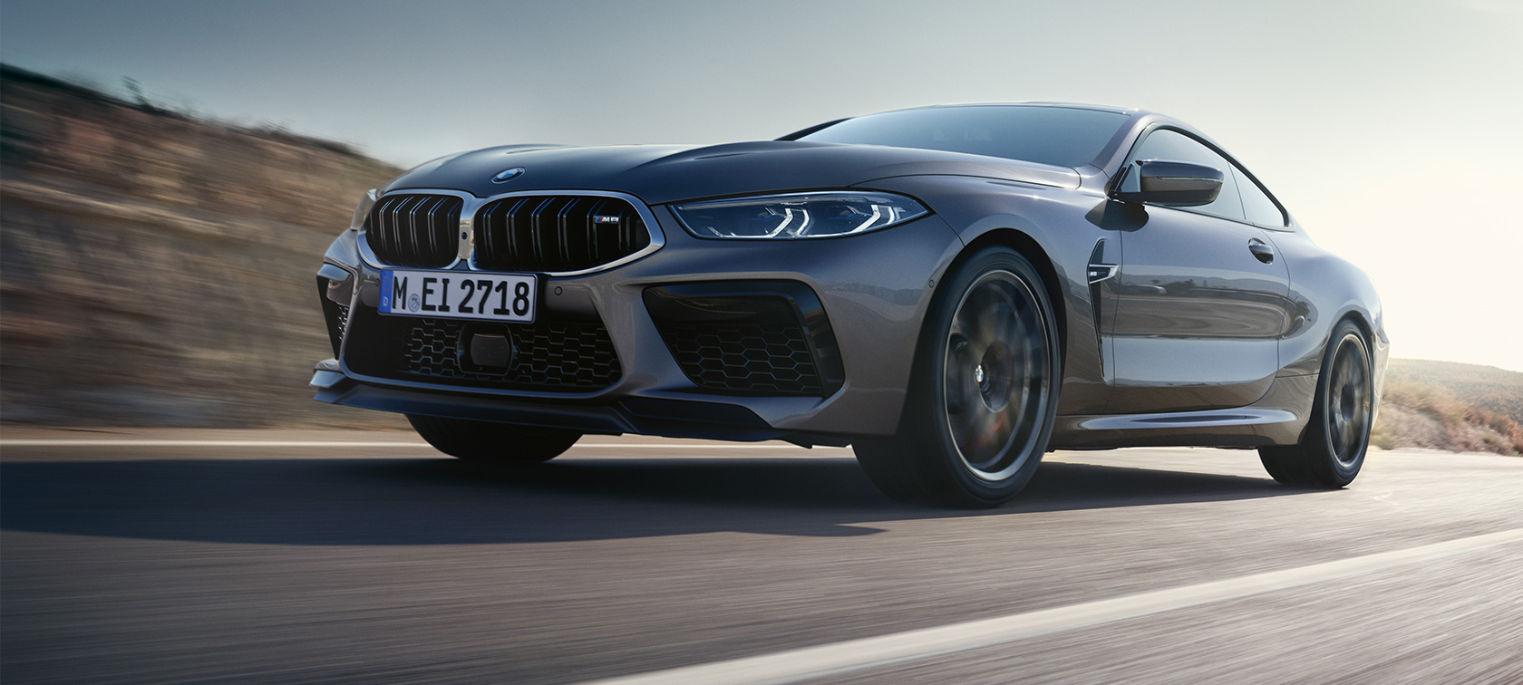 BMW M8 Coupé, F92, LCI, osvežitev 2022, kovinska barva Skyscraper Grey, tričetrtinski stranski pogled pod nizkim kotom
