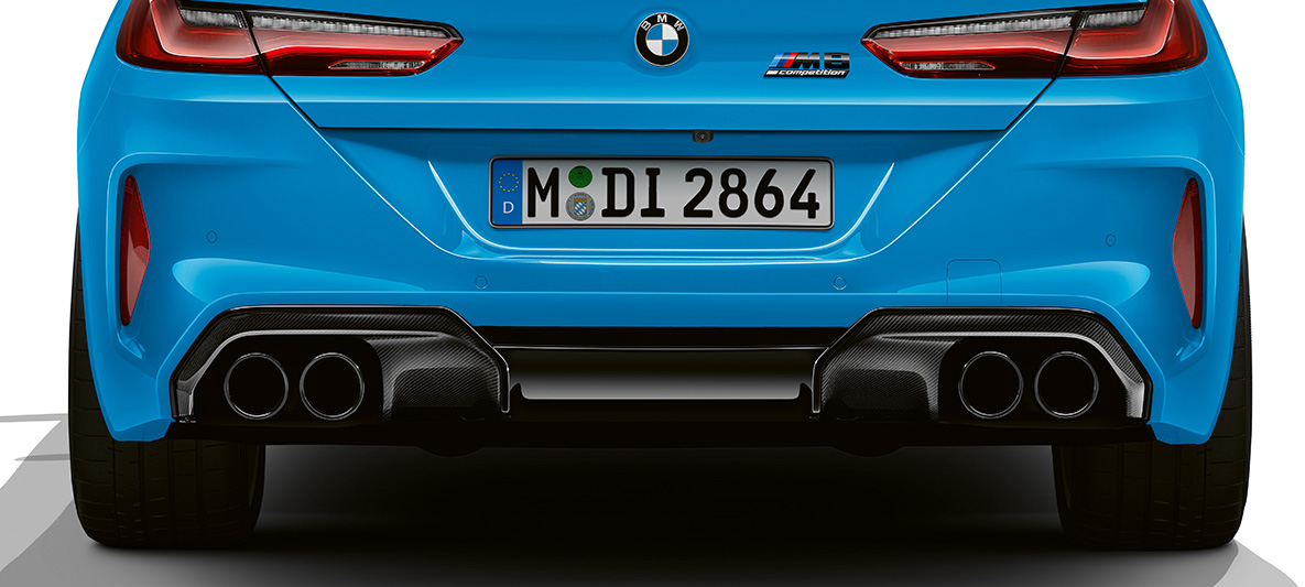 BMW M8 Competition Coupé, F92, LCI, osvežitev 2022, nekovinska barva Daytona Beach Blue, karbonski vložek difuzorja BMW M8 Competition Coupé, F92, LCI, osvežitev 2022, nekovinska barva Daytona Beach Blue, paket zunanjosti M Carbon, pogled od blizu na podaljšan zadnji odbijač, karbonski vložek difuzorja