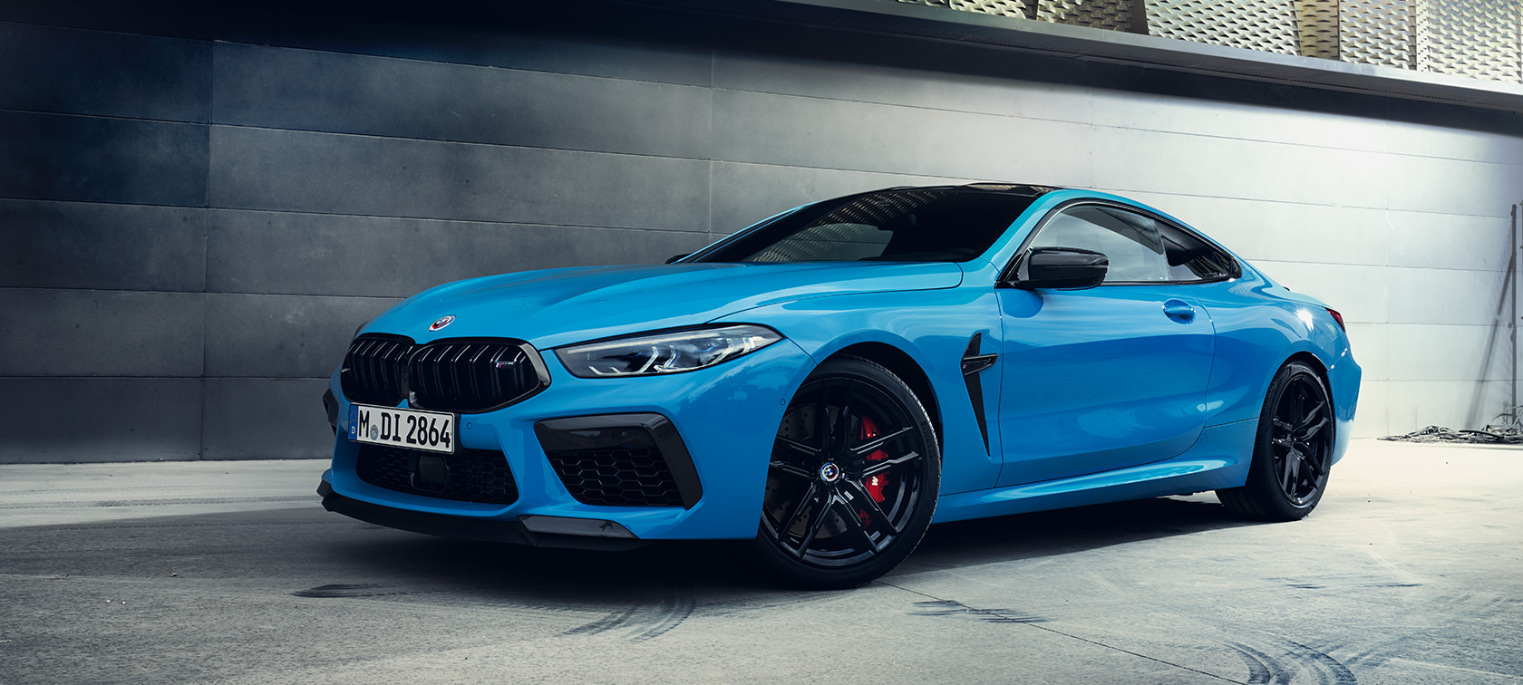 BMW M8 Competition Coupé F92 LCI Facelift 2022 Daytona Beach Blue uni tričetrtinski stranski pogled pred steno
