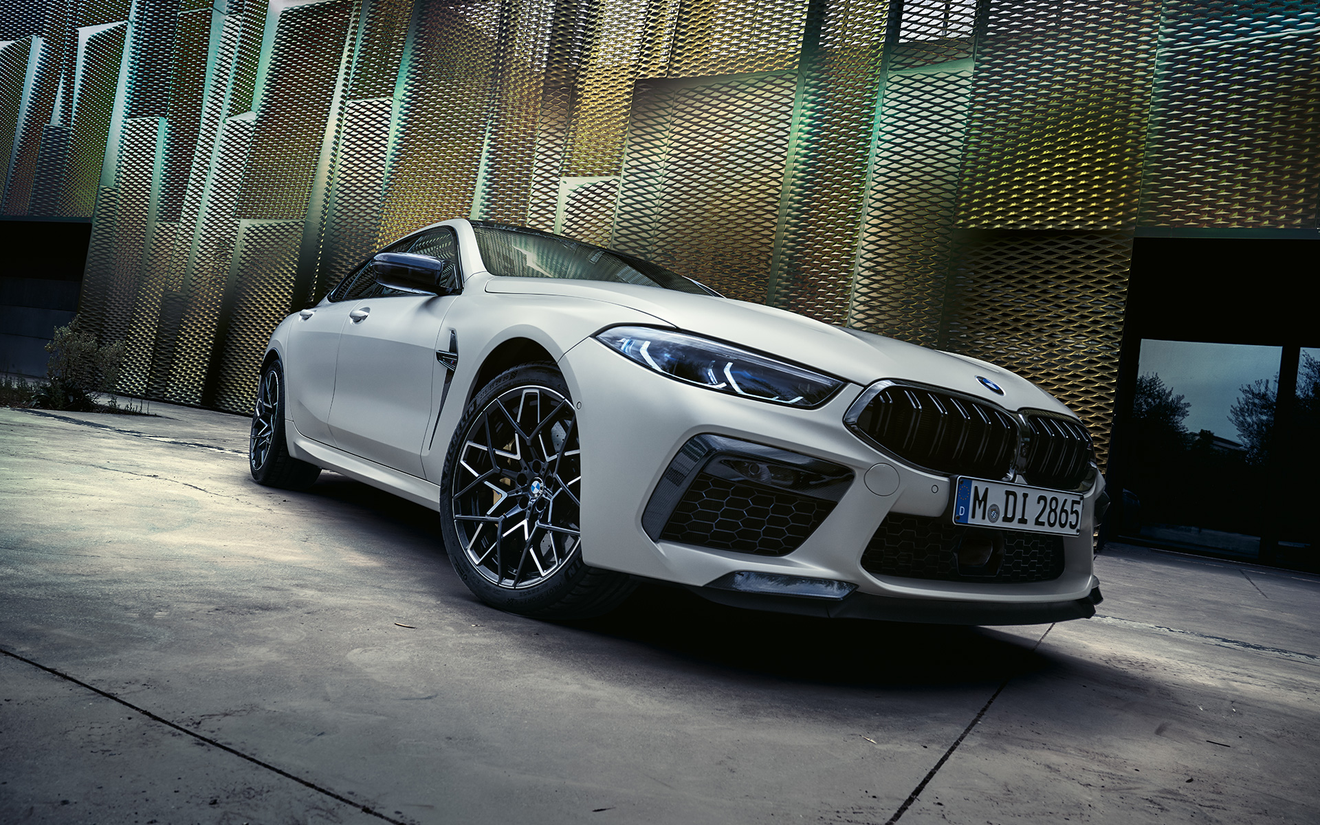 BMW M8 Competition Gran Coupé, F93, LCI, 2022, tričetrtinski pogled od spredaj BMW M8 Competition Gran Coupé, F93, LCI, osvežitev 2022, lakiranje BMW Individual v kovinski barvi Frozen Brilliant White, tričetrtinski pogled od spredaj, posnetek pod nizkim kotom