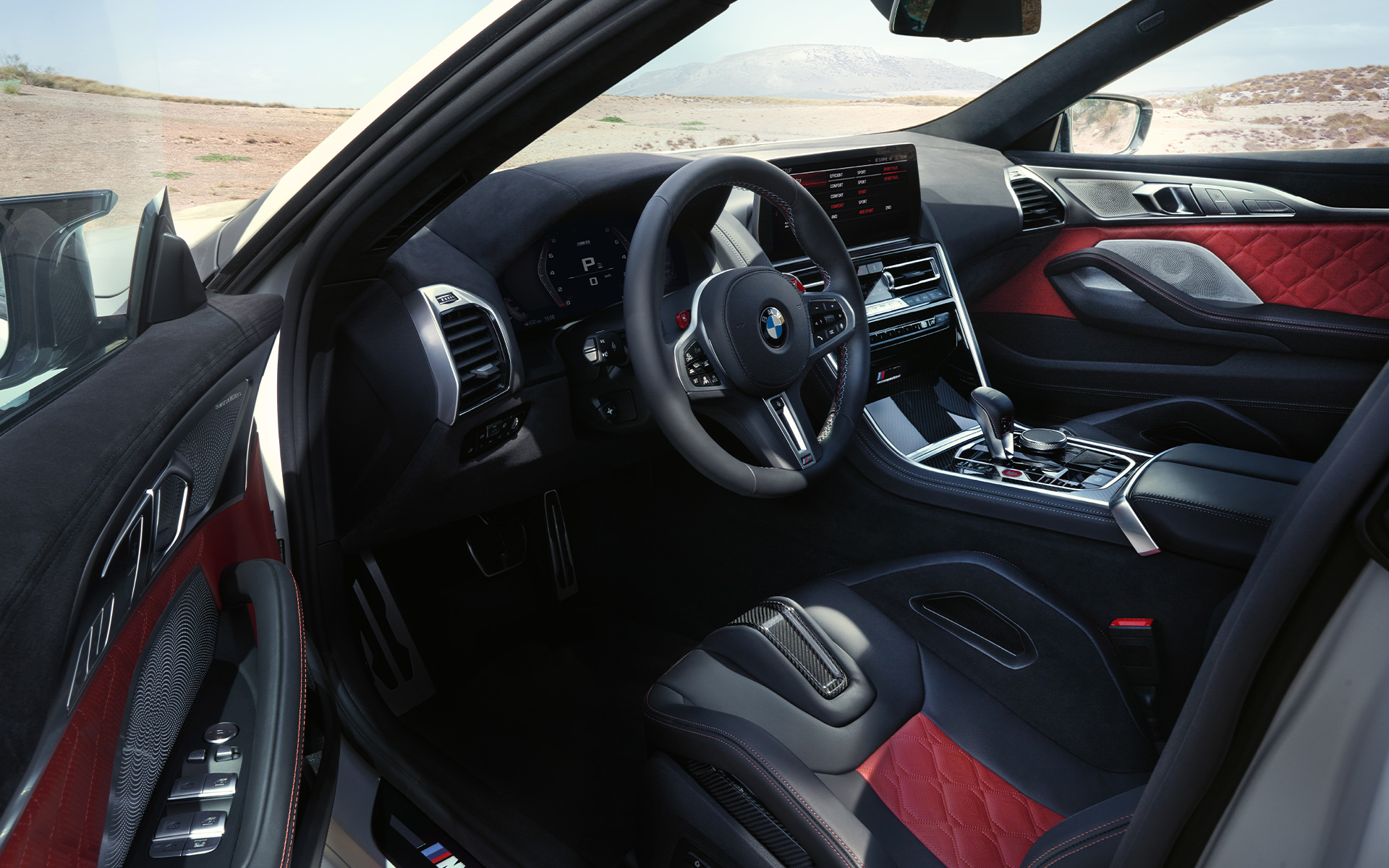 BMW M8 Competition Gran Coupé, F93, LCI, 2022, notranji pogled BMW M8 Competition Gran Coupé, F93, LCI, osvežitev 2022, notranji pogled z odprtimi vrati