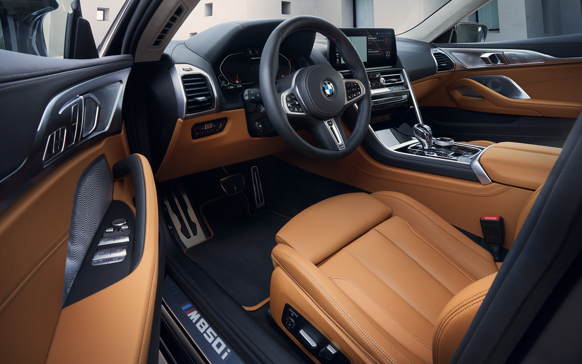Novi BMW M850i xDrive Gran Coupé, F93, LCI, osvežitev 2022, notranjost, kokpit Novi BMW M850i xDrive Gran Coupé, F93, LCI, osvežitev 2022, notranjost, kokpit skozi odprta voznikova vrata