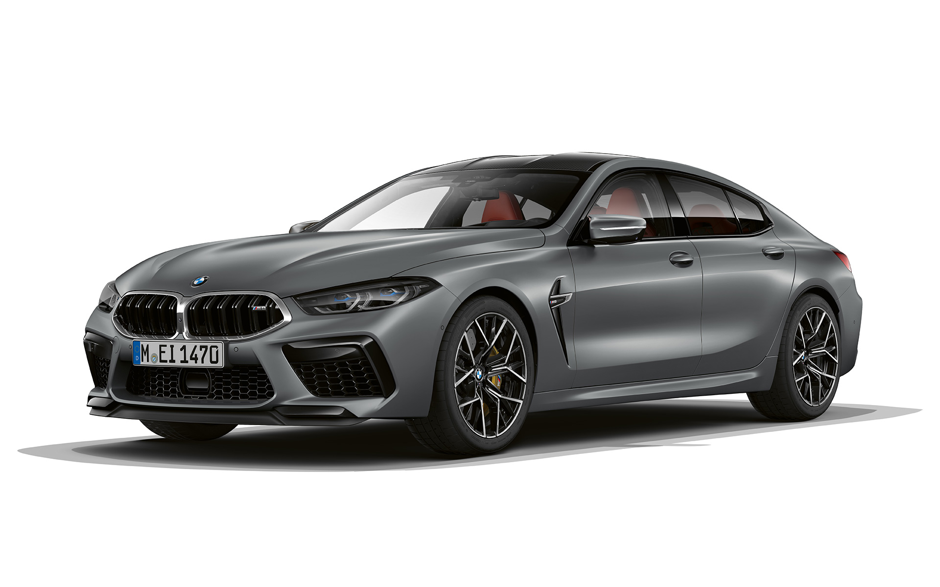 BMW M8 Gran Coupé, F93, LCI, osvežitev 2022, tričetrtinski pogled od spredaj BMW M8 Gran Coupé, F93, LCI, osvežitev 2022, lakiranje BMW Individual v kovinski barvi Frozen Pure Grey, tričetrtinski pogled od spredaj