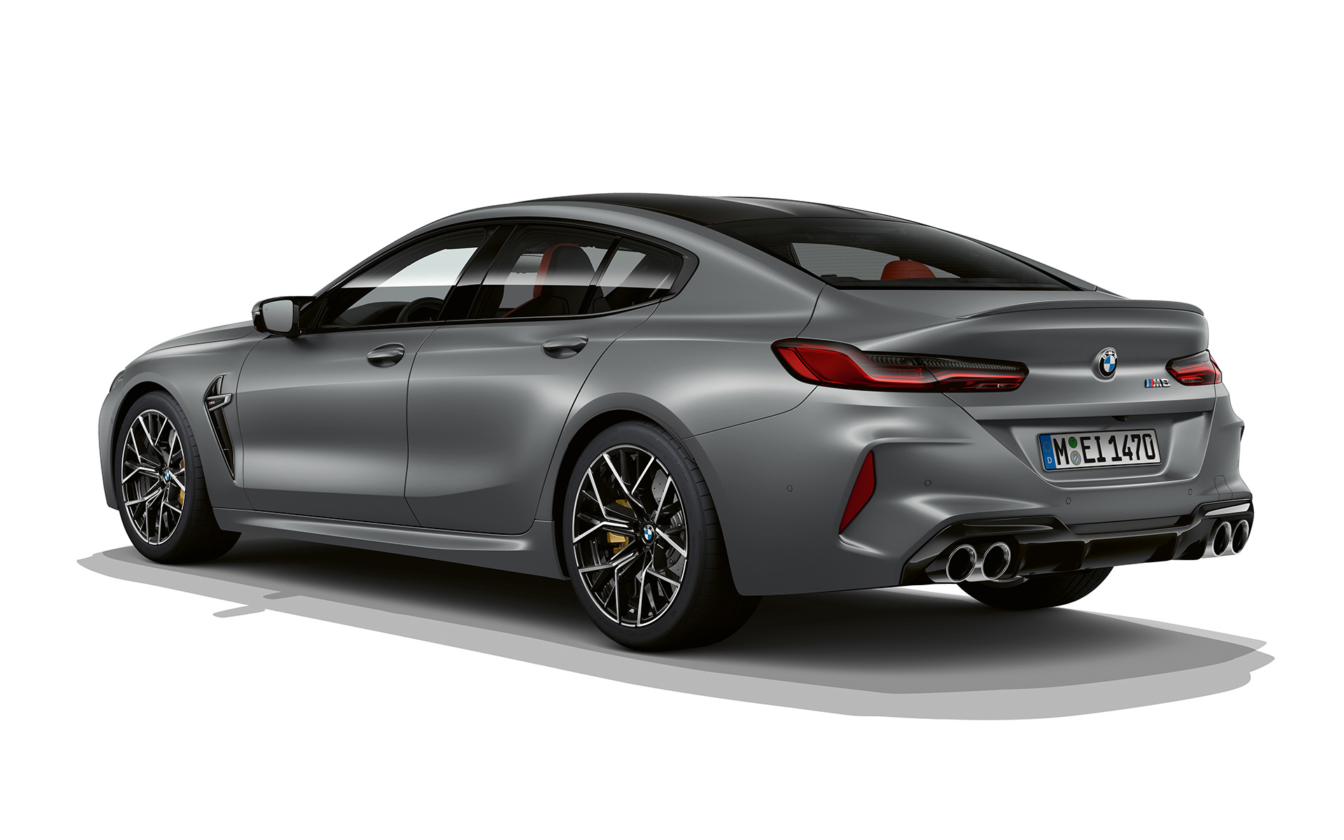 BMW M8 Gran Coupé, F93, LCI, osvežitev 2022, tričetrtinski pogled od zadaj BMW M8 Gran Coupé, F93, LCI, osvežitev 2022, lakiranje BMW Individual v kovinski barvi Frozen Pure Grey, tričetrtinski pogled od zadaj