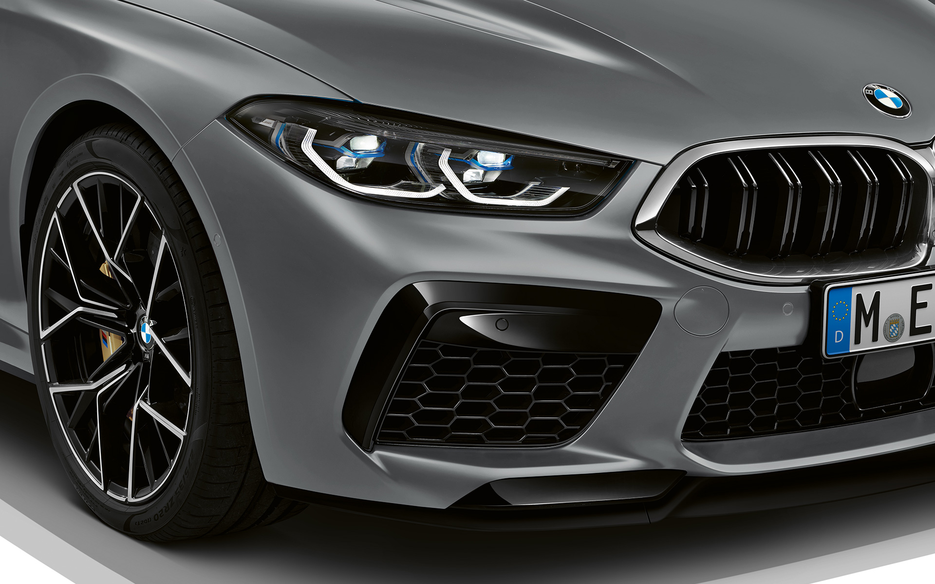 BMW M8 Gran Coupé, F93, LCI, osvežitev 2022, M podaljšan sprednji odbijač BMW M8 Gran Coupé, F93, LCI, osvežitev 2022, lakiranje BMW Individual v kovinski barvi Frozen Pure Grey, M podaljšan sprednji odbijač, pogled od blizu