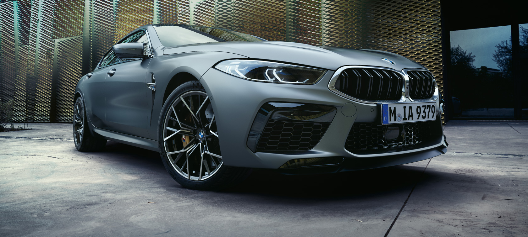 BMW M8 Gran Coupé, F93, LCI, osvežitev 2022, tričetrtinski pogled od spredaj BMW M8 Gran Coupé, F93, LCI, osvežitev 2022, lakiranje BMW Individual v kovinski barvi Frozen Pure Grey, tričetrtinski pogled od spredaj, posnetek pod nizkim kotom