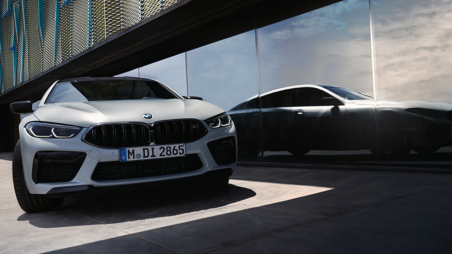 BMW M8 Competition Gran Coupé, F93, LCI, osvežitev 2022, tehnični podatki BMW M8 Competition Gran Coupé, F93, LCI, osvežitev 2022, lakiranje BMW Individual v kovinski barvi Frozen Brilliant White, pogled od spredaj, tehnični podatki