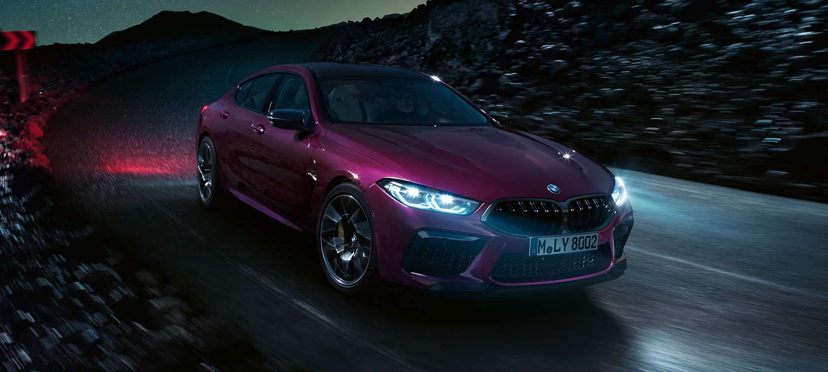 BMW M8 Competition Gran Coupé, tričetrtinski pogled od spredaj BMW M8 Competition Gran Coupé F93 2020 v kovinski barvi BMW Individual Ametrine, med nočno vožnjo, tričetrtinski sprednji pogled