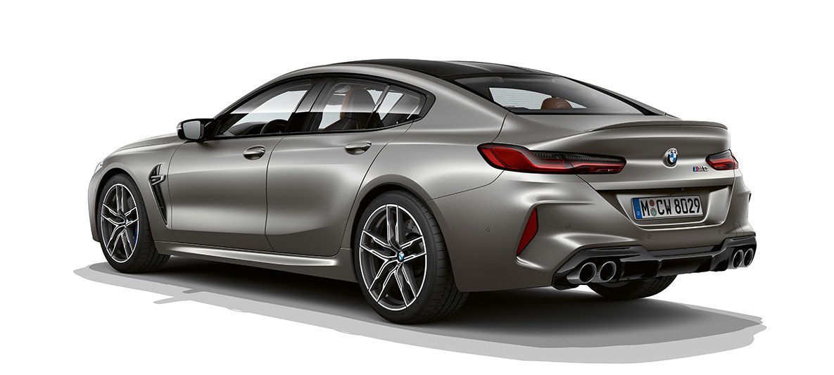 BMW M8 Gran Coupé, tričetrtinski pogled od zadaj BMW M8 Gran Coupé F93 2020 v barvi BMW Individual Frozen Dark Silver, tričetrtinski pogled od zadaj