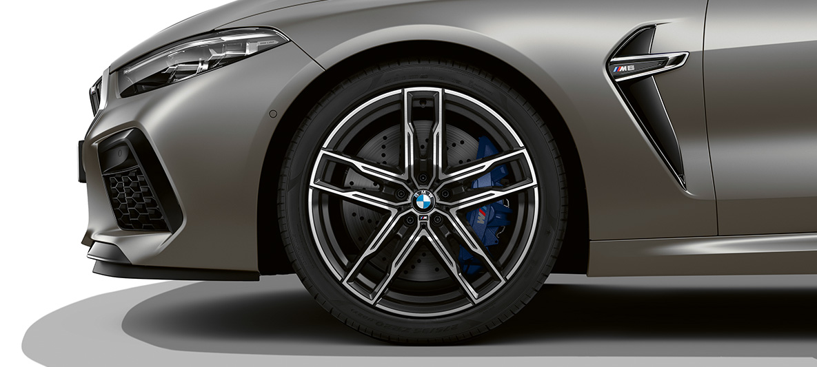 M platišča iz aluminijeve zlitine BMW M8 Gran Coupé M platišča iz aluminijeve zlitine BMW M8 Gran Coupé F93 2020 v kovinski barvi BMW Individual Frozen Dark Silver, stranski pogled