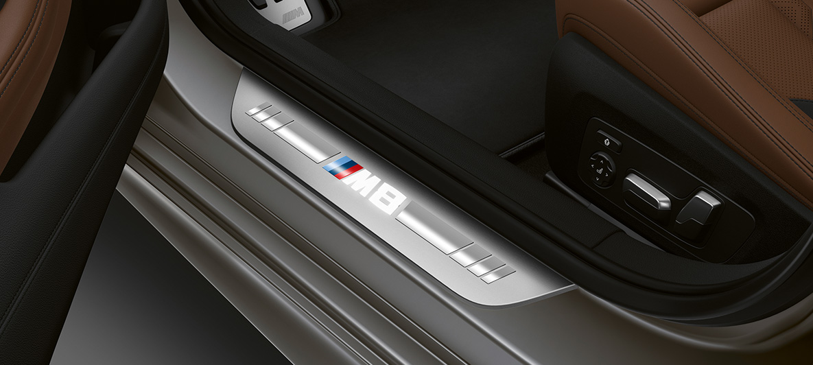 Vstopne letve BMW M8 Gran Coupé Vstopne letve z napisom M8 BMW M8 Gran Coupé F93 2020, notranjost