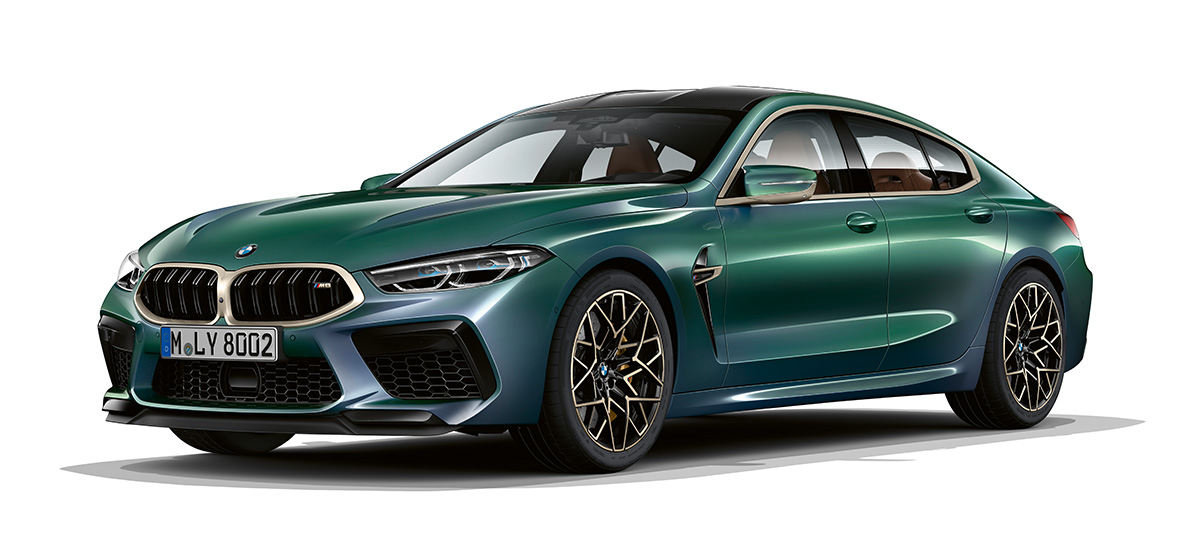 BMW M8 Gran Coupé prva edicija, tričetrtinski pogled od spredaj BMW M8 Gran Coupé prva edicija F93 2020 v kovinski barvi BMW Individual Aurora Diamond Green, tričetrtinski sprednji pogled